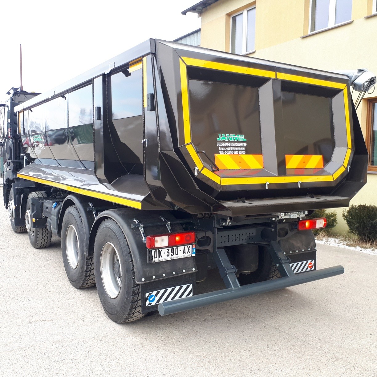 Rear tipping body